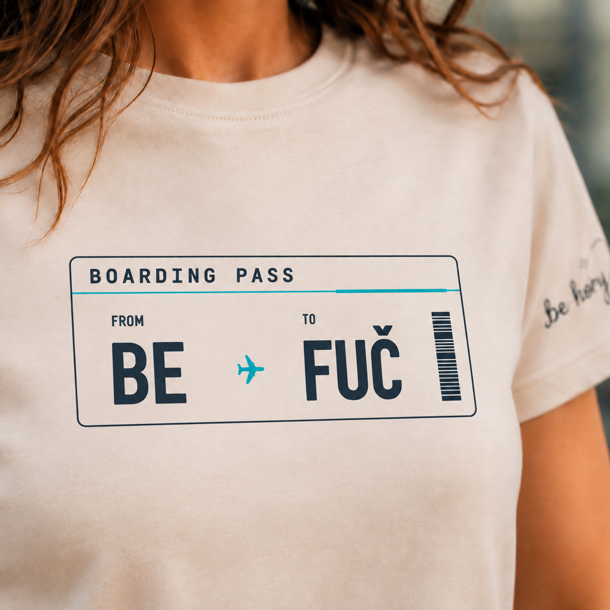BE ✈️ FUČ – Dámské cestovatelské tričko